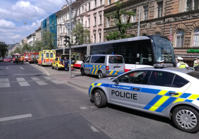 Tramvaj srazila v centru Prahy dva chodce. Oba zemřeli