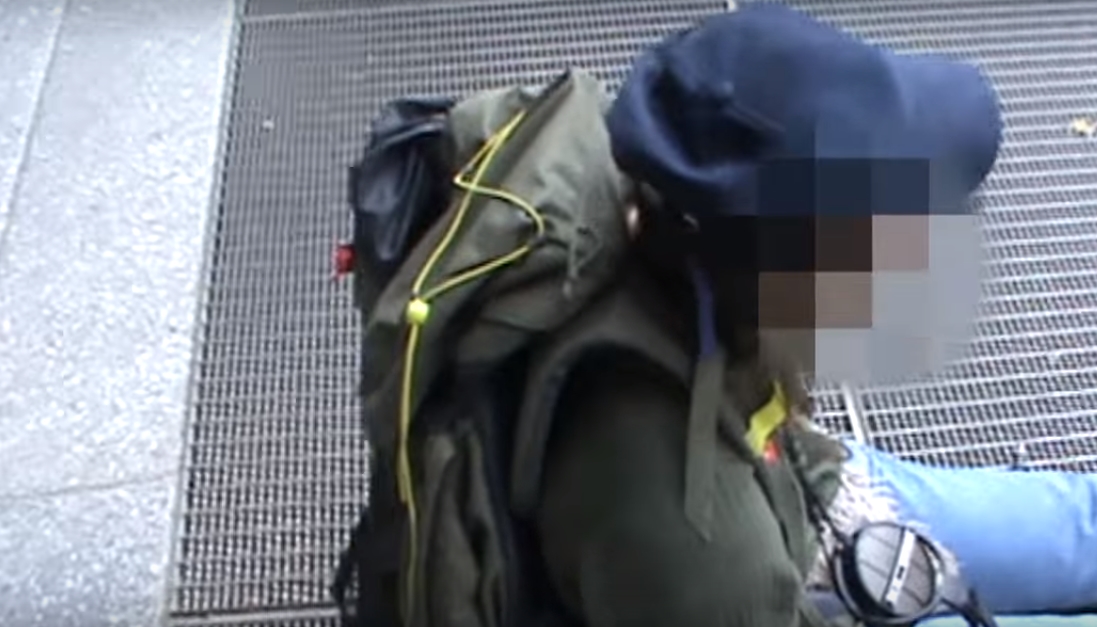 VIDEO: Žena zaútočila na studenty ČVUT železnou tyčí a cihlou!