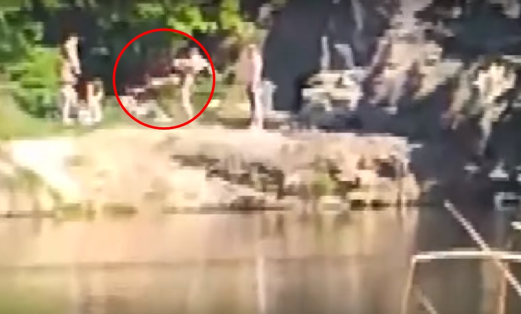 VIDEO: Muž brutálně kopl ženu do hlavy! Policie žádá o&nbsp;pomoc