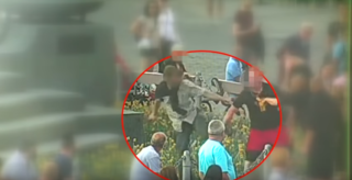 VIDEO: Dva opilci se rvali v&nbsp;květinovém záhonu v&nbsp;centru Prahy: Přihlížely jim stovky lidí