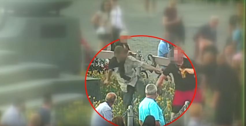 VIDEO: Dva opilci se rvali v&nbsp;květinovém záhonu v&nbsp;centru Prahy: Přihlížely jim stovky lidí