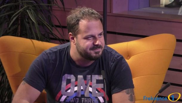 Píseň Byznys je o&nbsp;kamarádech, kteří volají, jen když něco potřebují, řekl v&nbsp;pořadu Host Frekvence 1 Xindl X
