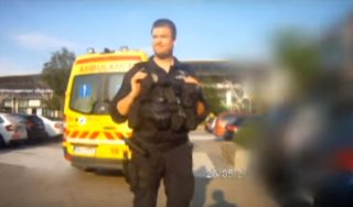 Proč jste mi rozbili okno?! Drsná reakce otce holčičky (3) uvězněné v&nbsp;rozpáleném autě, kterou vysvobodili policisté