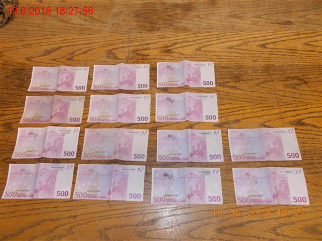 Žena odevzdala na&nbsp;policii nalezenou kabelku se 180 tisíci: Majitelka ani nepoděkovala, nechce vyplatit ani nálezné