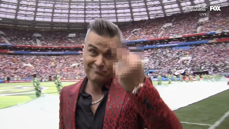 VIDEO: Robbie Williams naštval fanoušky! Mistrovství světa ve fotbale zahájil neslušným gestem