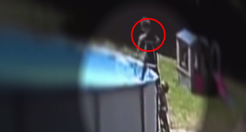 VIDEO: Batole vylezlo po schůdcích do bazénu a málem se utopilo. Maminka varuje ostatní