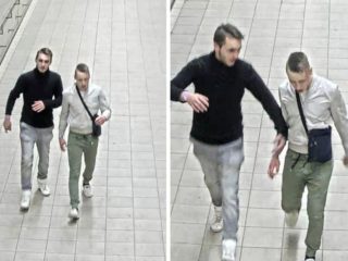 FOTO: Po&nbsp;napadení dvou mladíků se pochvalně plácali. Hledá je policie