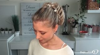 Hairstyle s&nbsp;Ellie: Účes jako dělaný pro&nbsp;princeznu! Vyzkoušejte slavnostní culík