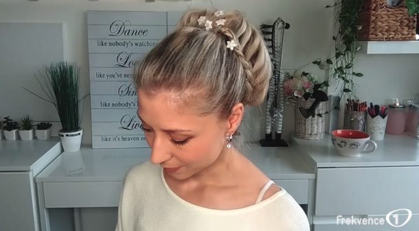Hairstyle s&nbsp;Ellie: Účes jako dělaný pro&nbsp;princeznu! Vyzkoušejte slavnostní culík