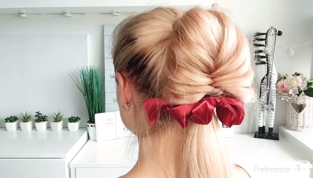 Hairstyle s&nbsp;Ellie: Jak originálně ozvláštnit obyčejný culík? Zkuste to takhle!