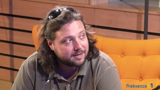 Aničce moc přeji, že byla ve Tváři. Hrozně jí to pomohlo, řekl v&nbsp;pořadu Host Frekvence 1 Felix Slováček mladší