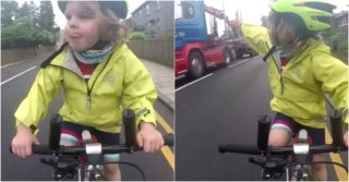 VIDEO: Tahle malá cyklistka je virální senzací! Svým gestem pobavila celý svět