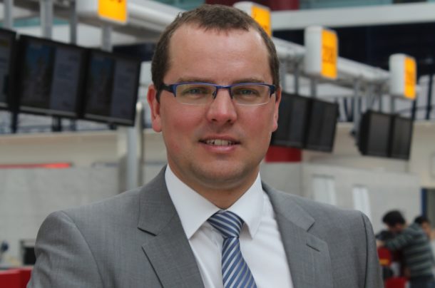 Mezi zabavenými předměty jsou i&nbsp;dlažební kostky, řekl v&nbsp;Press klubu výkonný ředitel pro&nbsp;letecký provoz Letiště Praha Martin Kučera.