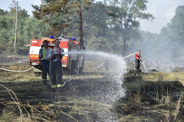 U Bzence hořel les, hasiči vyhlásili nejvyšší stupeň poplachu