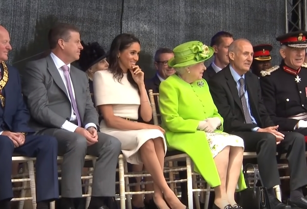 VIDEO: Meghan zažila první královský trapas. Co královně provedla?