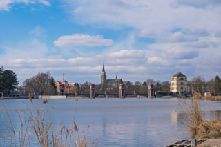 Lodě nesměji proplouvat pod lávkou na&nbsp;Labi v&nbsp;Nymburku. Mohla by se zřítit