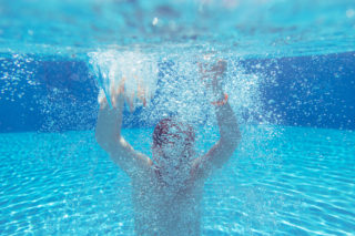 Liberecký soud řeší úmrtí chlapce (†14) v&nbsp;bazénu: Plavčík vinu odmítá, hrozí mu až 6 let