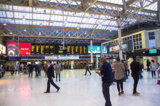 Policie na&nbsp;londýnském nádraží zadržela muže. Tvrdil, že má bombu