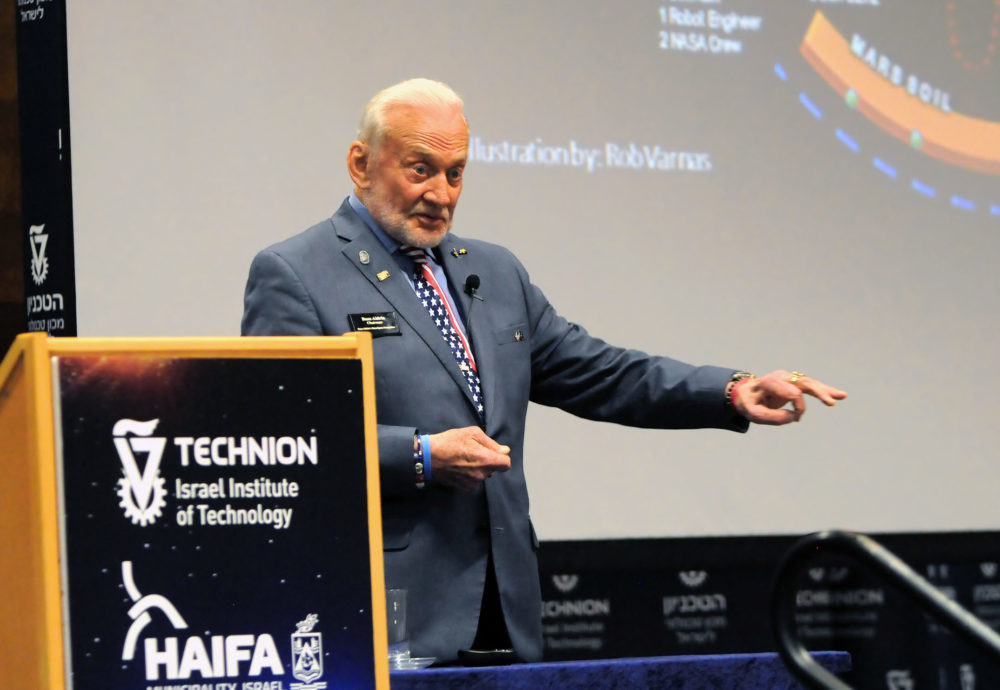 Astronaut Aldrin, jenž byl jako druhý muž na Měsíci, žaluje své děti