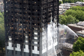 Začalo veřejné vyšetřování požáru domu Grenfell Tower