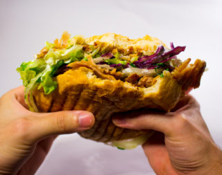 V Hradci se přiotrávilo jídlem z&nbsp;bistra 57 lidí, policie zahájila trestní řízení