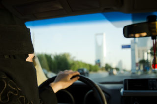 V Saúdské Arábii ženy poprvé legálně usednou za volant