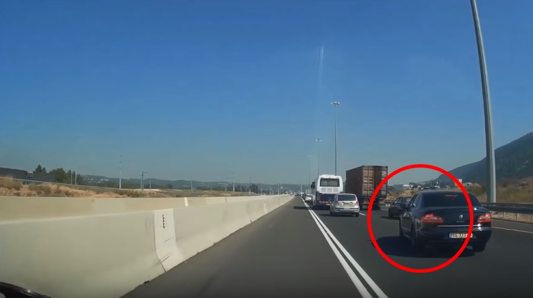 VIDEO: Řidič vybržďoval jiné auto. Když zjistil, kdo v něm sedí, byl v šoku!