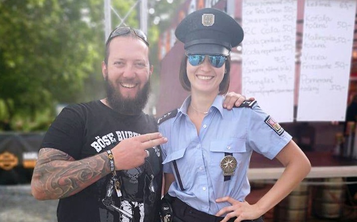 Hledá se žena: Okouzlený motorkář dojímá Čechy pátráním po policistce