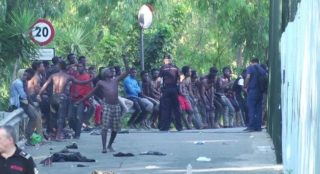 Stovky migrantů pronikly do španělské enklávy Ceuta. Vybavily se nehašeným vápnem