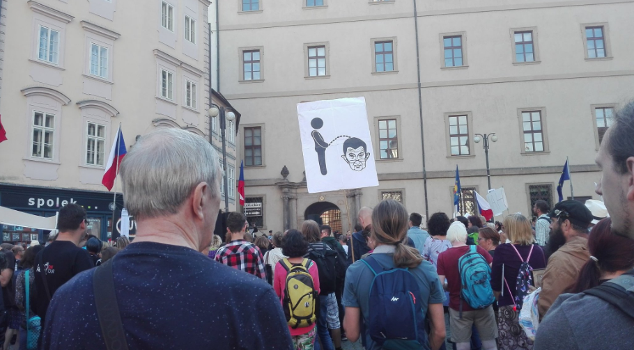 Stovky lidí u&nbsp;Sněmovny demonstrovaly proti vládě s&nbsp;komunisty