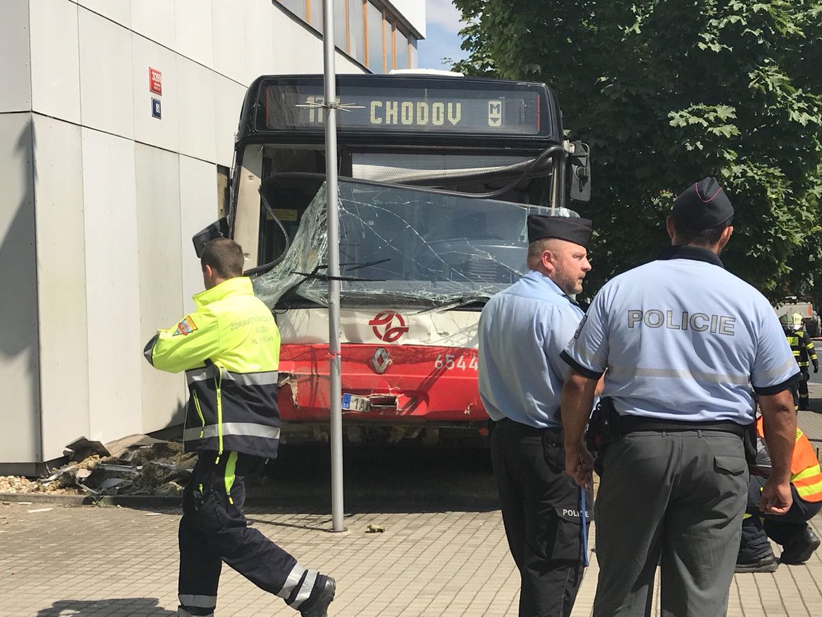 Nehoda pražského linkového autobusu si vyžádala pět zraněných