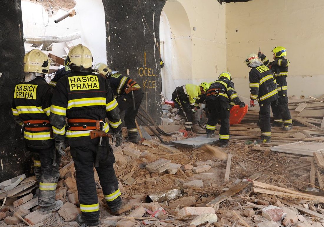 FOTO: V&nbsp;centru Prahy se zřítily stropy, tři lidi utrpěli těžká zranění