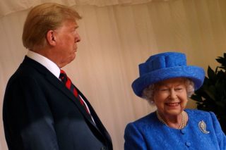 Vzkaz pro&nbsp;Trumpa? Alžběta II. přijala prezidenta USA s&nbsp;broží od jeho předchůdce