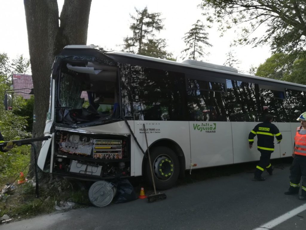 Na Olomoucku havaroval linkový autobus, zraněno je 11 lidí