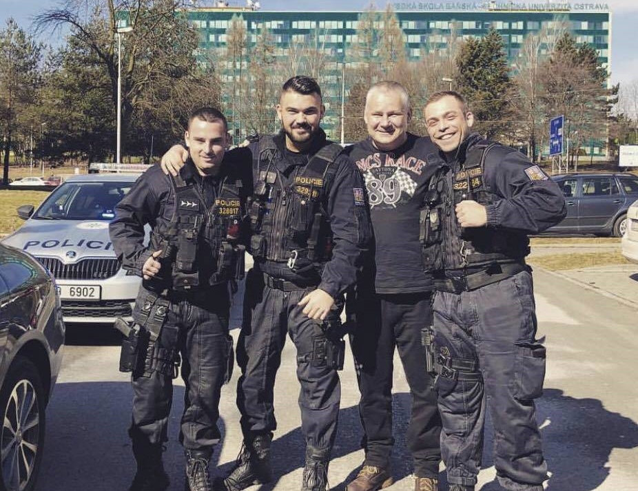 Policisté, kteří se fotili s&nbsp;Kajínkem, byli potrestáni. Co je čeká?
