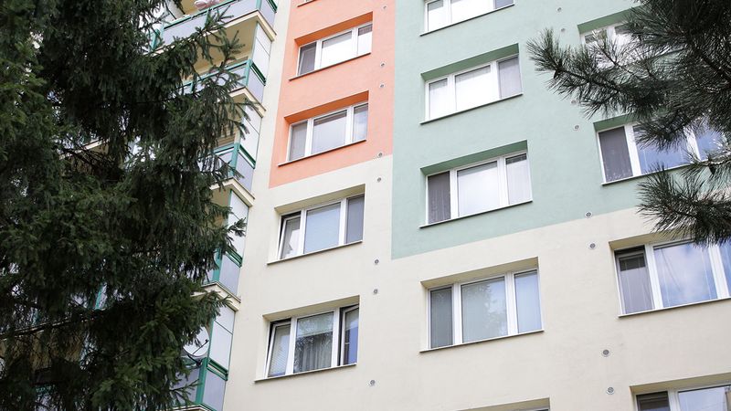 Tříletá holčička vypadla ze čtvrtého patra domu. Chtěla se rozloučit s dědou