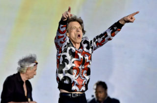 VIDEO: Mick Jagger se naučil písničku Pec nám spadla. Mrkněte, jak si s&nbsp;ní poradil