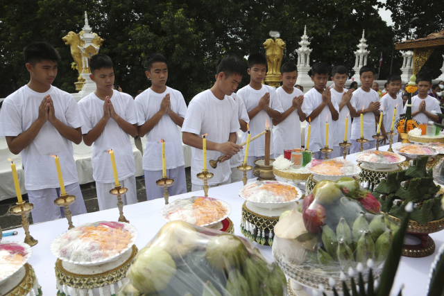 Zachránění chlapci z thajské jeskyně budou buddhistickými novici