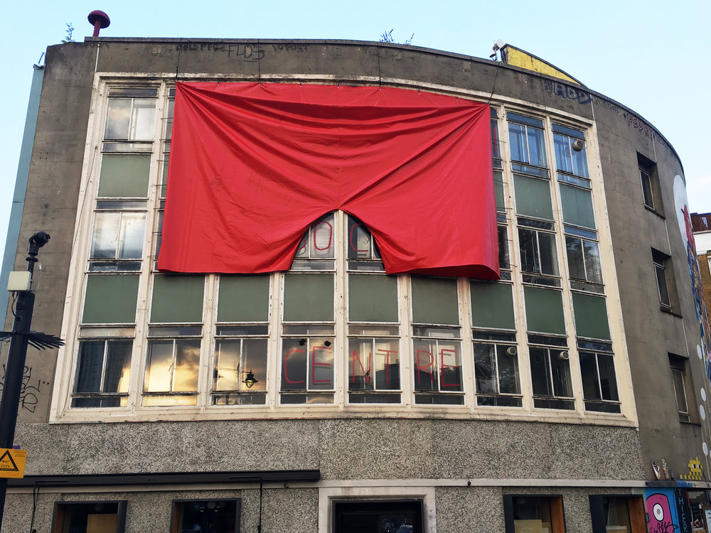 Velké červené trenýrky jako připomínka akce Ztohoven visí v Londýně