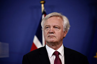 Británie v&nbsp;krizi? Ministr pro&nbsp;brexit po&nbsp;sporu s&nbsp;premiérkou rezignoval