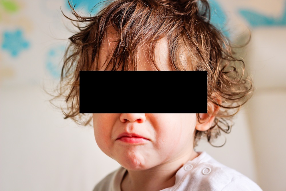 Případ chlapce (3) politého kyselinou: 3 obvinění jsou Slováci! Dalším je otec dítěte