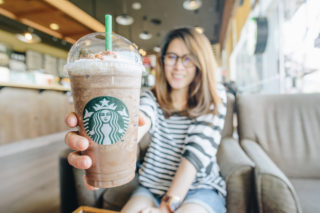 Řetězec kaváren Starbucks přestane používat plastová brčka