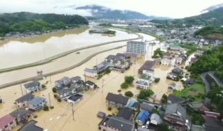 Japonská vláda registruje po&nbsp;záplavách nejméně 100 obětí