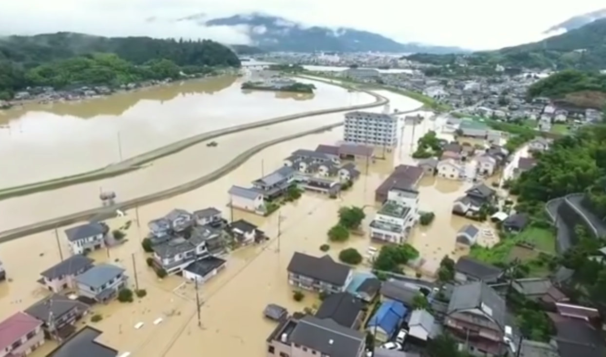 Japonská vláda registruje po&nbsp;záplavách nejméně 100 obětí