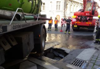 Na Vinohradech se pod vozem propadla vozovka o&nbsp;dva metry
