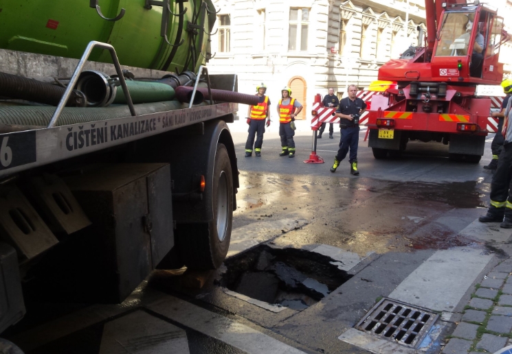 Na Vinohradech se pod vozem propadla vozovka o dva metry