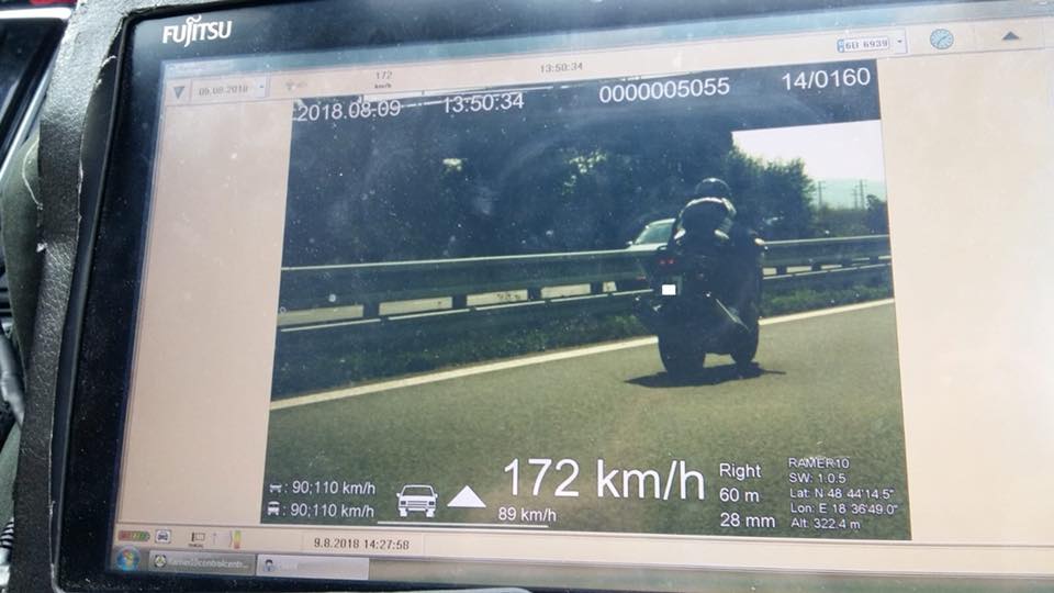 Policisté na Slovensku zastavili zběsilého českého motorkáře. Jeho výmluva je překvapila