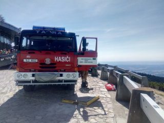 FOTO: Na&nbsp;Ještědu hořel les. Zasahovalo 19 jednotek hasičů