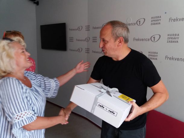 Jan Kraus dostal od blondýny k&nbsp;narozeninám větrníkový dort!