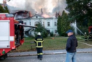 Požár zničil zámek v&nbsp;Horním Maršově, škoda asi pět milionů korun